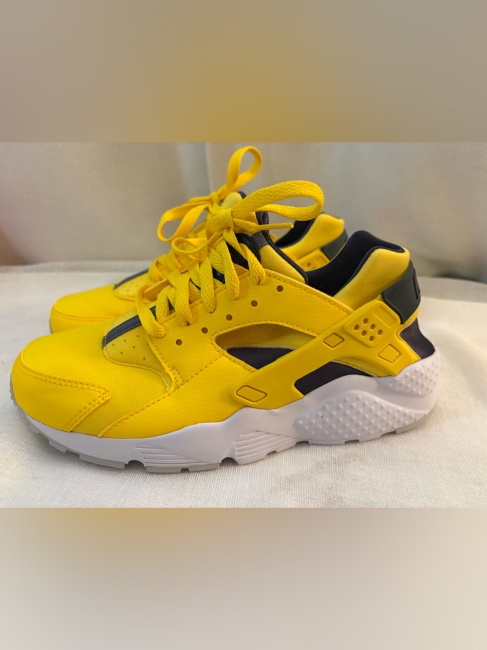 Nike Huarache BUNDLE Red & Yellow Sneakers Size 6Y (2 Pairs) NEW - Picture 10 of 15